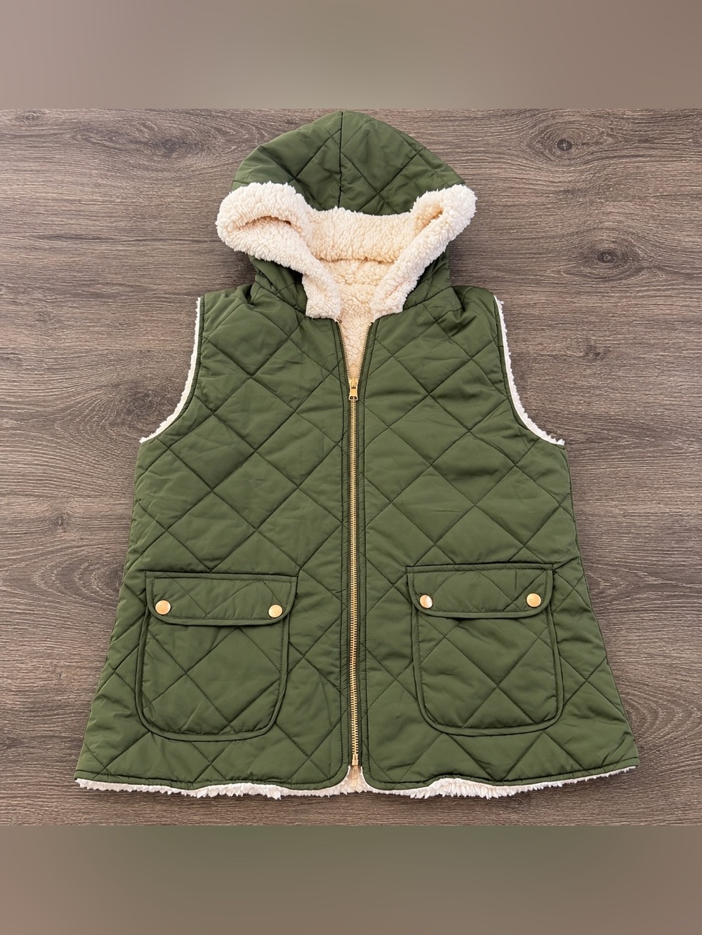 Women’s Reversible Sherpa Quilted Hooded Vest Army Green Ivory Size M New
